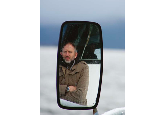 Anton Corbijn fotografert om bord på skyssbåten til Grip utenfor Kristiansund. (Foto: Grete Myhre)