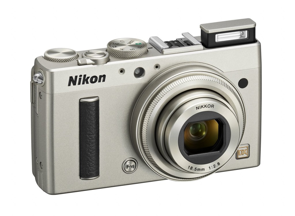 Nikon CoolPix A kommer valgfritt i svart utførelse, eller som her i lys grå metall.