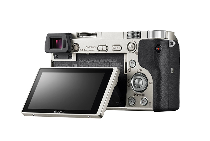 Sony Alpha A6000 leveres i sort eller silver farge,