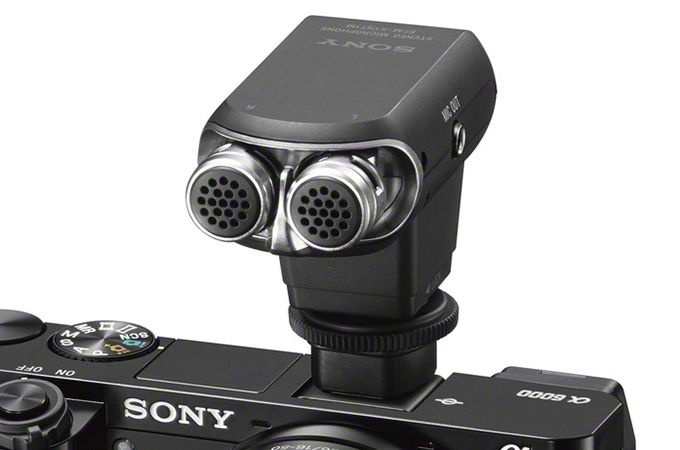 Sony A6000 har ikke egen mikrofoninngang, men i tilbehørsskoen kan du bruke Sonys egen ECM-XYST1M stereomikrofon. 