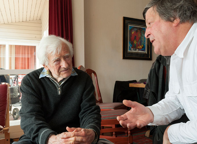 Marc Riboud (her i samtale med Wilhelm Eger) under Nordic Light i 2010. Han er i dag såpass svekket at jeg valgte å ikke spørre om å få fotografere ham i dag. Foto: Morten M. Løberg