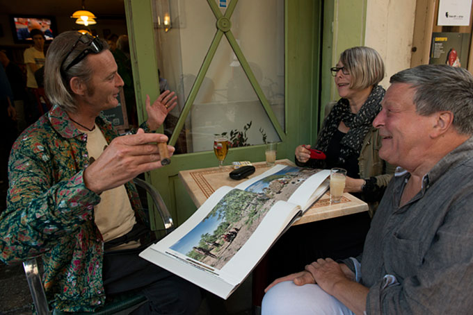 Place du Forum er også stedet for uformelle bildevisninger. Så ta med portfolioen din eller bildene på iPad! © Morten M. Løberg.