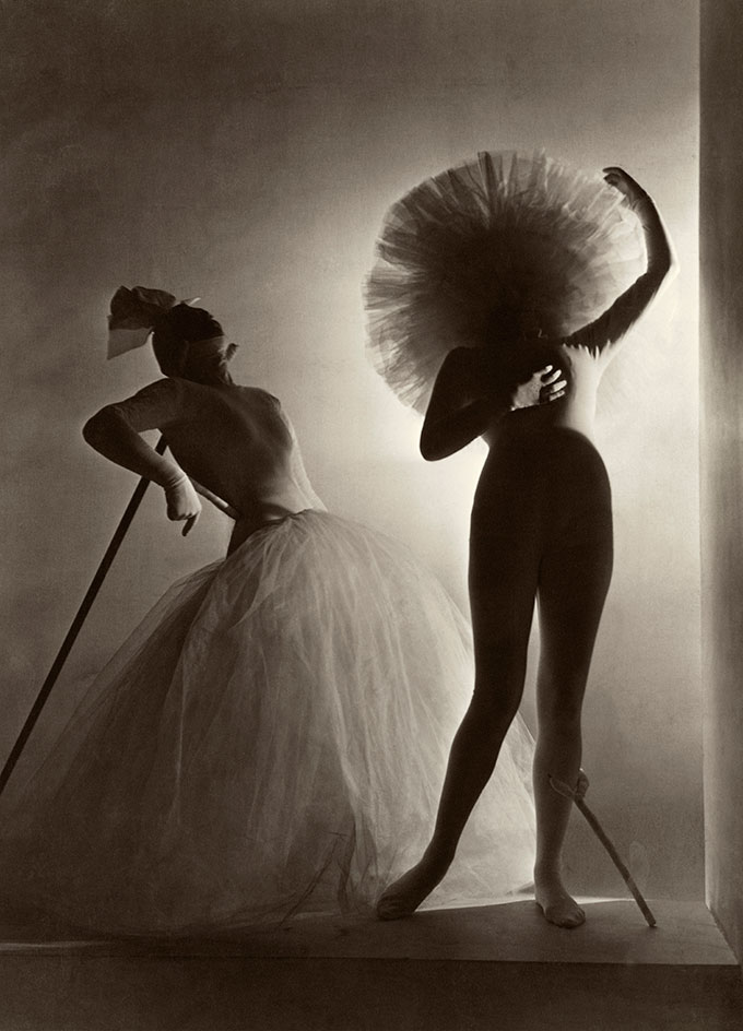 Salvador Dalis kostymer for Leonid Massines ballett Baccanale, 1939. © Horst P. Horst, Condé Nast Horst Estate