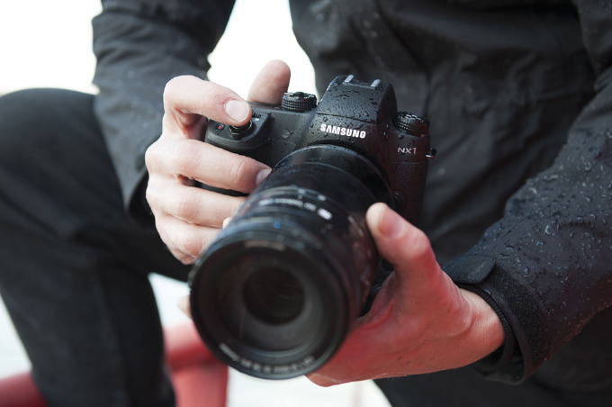 Samsung NX1 er kraftig beskyttet mot fuktighet og støv gjennom forseglinger og gummipakninger i hele huset.