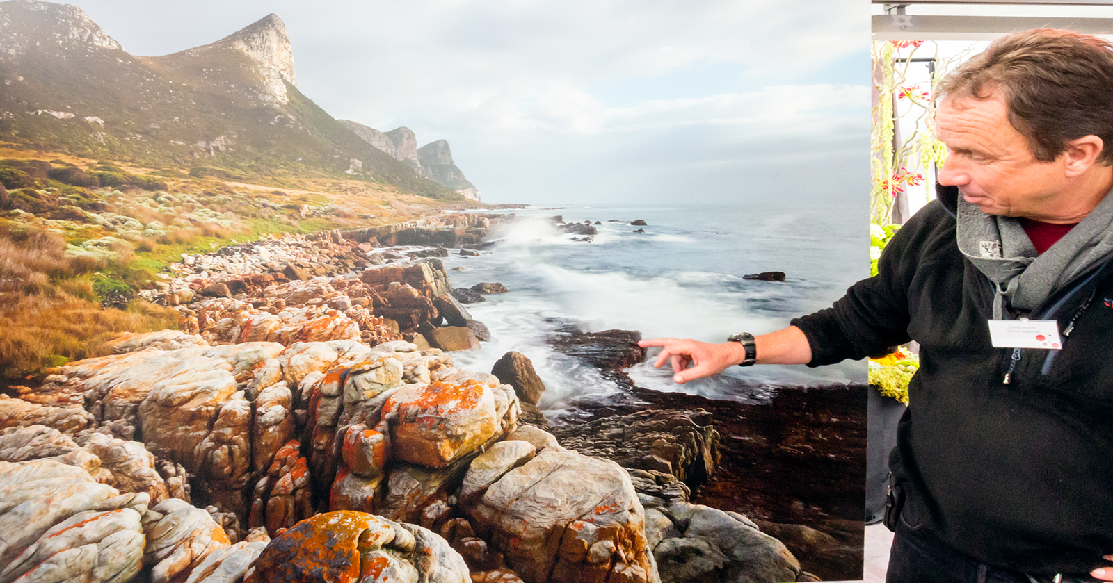 Landskapsfotografen David Noton foran sitt bilde tatt med Canon EOS 5DS.