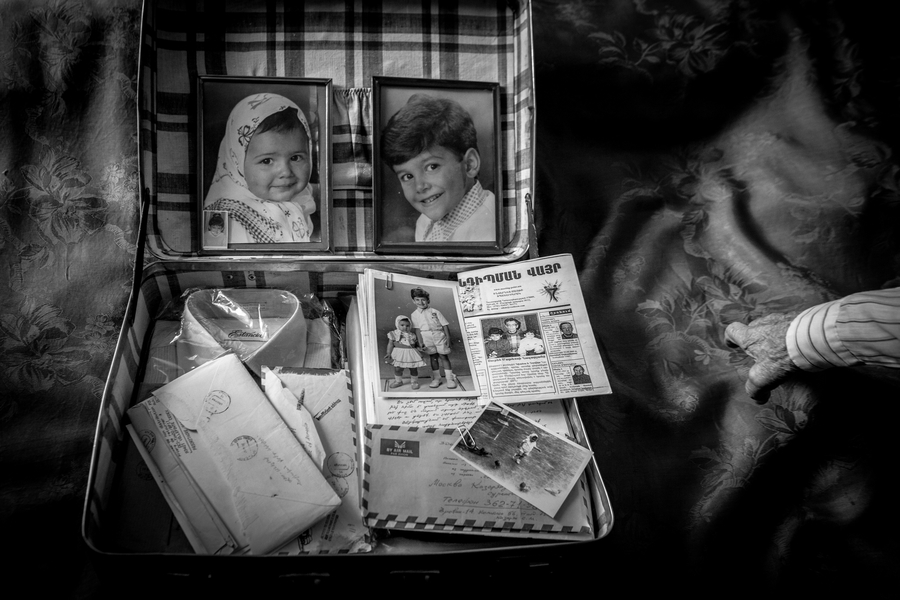 My grandfather's suitcase filled with undelivered letters, a newspaper clipping and a shirt for my brother's wedding.  Anything to hold on to us. Foto: Diana Markosian