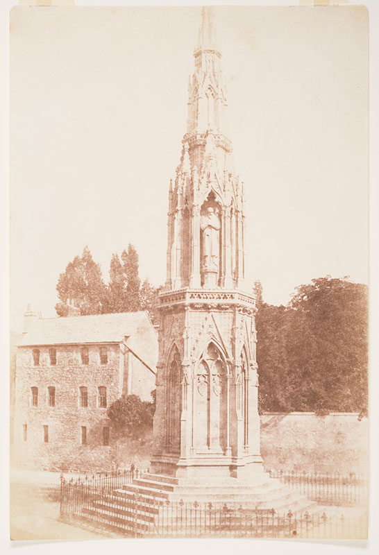 Her kommer vi til det som faktisk er martyrminnesmerket i Oxford. Henry Fox Talbot, The Martyr’s Memorial, saltpapir, ca 1845. Tilhører Preus museums samling.