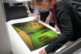 Hannah Narvhus fra Canon og Kristin Skåmedal fra Fotografi med en testprint fra produksjonen av årets utstilling