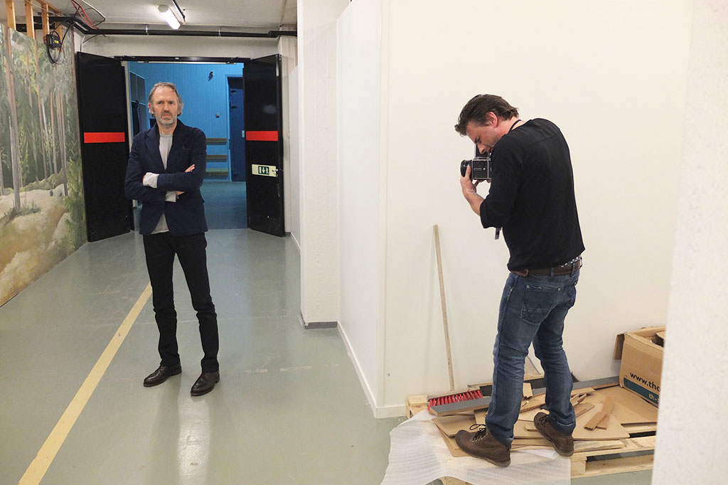 jørn jobber i ganger og garderober backstage i studioene i Stockholm og London, her med Anton Corbijn.